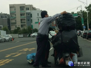 拾荒婦車卡路中險象環生 警助離險境