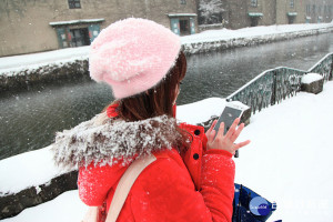 儘管出國賞雪、泡湯、滑雪令人大呼過癮，但如果不能即時上傳向親友們分享美麗雪景和自己滑雪的英姿，則未免太讓人覺得掃興了。（圖／大手牽小手。玩樂趣 攝）