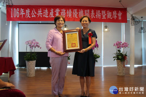 南投市長宋懷琳代表接受林慈玲常務次長頒獎。（市公所提供）
