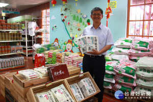 草屯農會總幹事蕭忠郁也推薦台灣越光米很Q。（記者扶小萍攝）