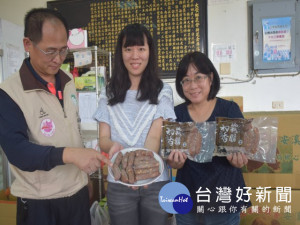
大安區農會與霧峰農會酒莊合作，四個月的研製燒酒味的肉桂燒酎香腸，總幹事蔡建宗介紹，指這款香腸口味獨特、Q彈又安全衛生，日內將由霧峰農會正式推出。（記者陳榮昌攝）
