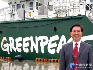里仁公司韓敬白副總經理與綠色和平組織來台的調查船「彩虹勇士號」合照。