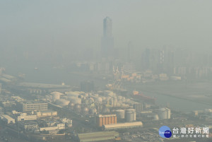 高雄港資料照。台灣西半部地區霧霾籠罩、天空灰濛濛（圖／記者何沛霖攝）
