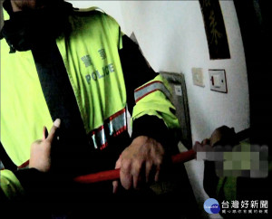 大園區郭姓男子吞安眠藥輕生，大園警方獲報後會同消防人員破門進入，將郭男救回。