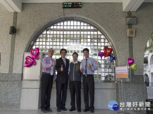 修平科大捐空氣品質看板給瑞城國小。林重鎣攝