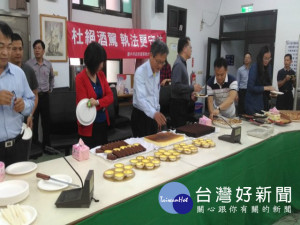 
大甲警分局舉辦員警文康活動，冀凝聚員警向心力，提昇工作士氣，利用最後一個月衝刺，也為明年工作目標及早規劃。（記者陳榮昌攝）
