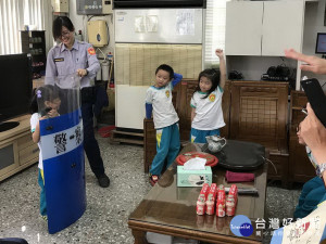 正妹女警為參訪的小朋友解說。林重鎣攝