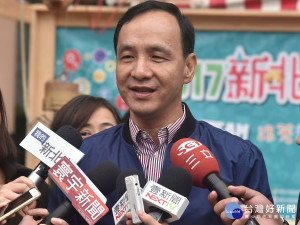 朱立倫受訪指民進黨應該把執政的工作做好，不要只想到政治、只想到政黨選舉。（圖／記者黃村杉攝）