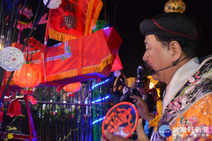 得道道長陳軌中著古道袍服，手拿朱砂筆和寶境，肅穆為建王船寶(舟參)進行開光點眼。(圖/記者黃芳祿攝)