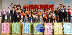 家扶主委陳燦勳與扶幼委員、及副縣長丁彥哲、縣議員蔡岳儒、蔡孟真、北港鎮長張勝智等感謝自強家庭。（記者陳昭宗拍攝）