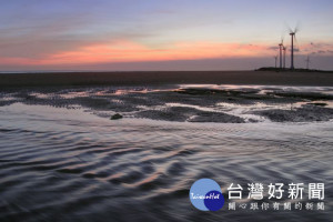 桃園海岸夕陽照美不勝收，霞光瀲豔，讓人目不轉睛。 
