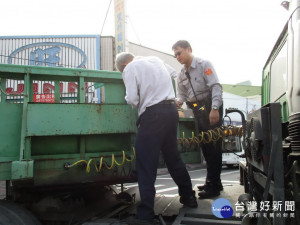 警方協助移動拋錨大卡車。林重鎣攝