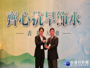 朝陽節水優，助理副校長張華南（右）代表受獎。林重鎣攝