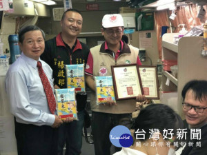 

大安區農會與甲安埔社區大學合辦捐血送安泉米，由於活動深具愛心意義，致捲袖捐血民眾踴躍，一天即有三萬餘CC血液入庫。（記者陳榮昌攝）

