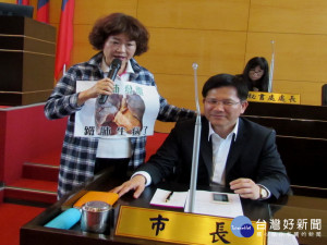 市議員李麗華質詢，台中人用肺發電。林重鎣攝