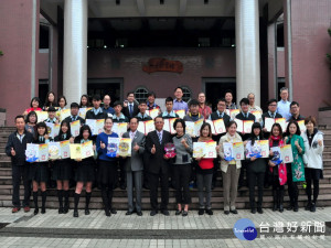 僑泰校長廖玉明和技藝競賽優勝同學合影。林重鎣攝