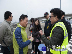 

國三大甲交流道3個出口設計不良，造成車禍頻傳，市議員吳敏濟八日與各相關單位勘察，並謀求改善不良設施。（記者陳榮昌攝）