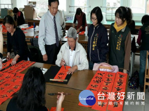 大安長青學苑書法班學員，昨日利用四堂課寫春聯，交由區公所送獨居等弱勢團體過年張貼，學以致用做公益之心獲得各界肯定。（記者陳榮昌攝）

