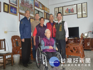 有五代、近百位子孫，享受天倫之樂，昨日剛滿百歲的人瑞莊絨，其耳聰目明，身體健朗，大甲區長劉來旺等地方人士，不約而同的前往祝賀。（記者陳榮昌攝）