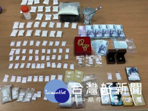 大甲警分局昨日查獲販為業的陳姓藥頭及三名藥腳，取出一批毒品、吸毒器具及不法所得現金，偵辦中嫌案人皆供認不諱，全被依法移送法辦。（記者陳榮昌攝）
