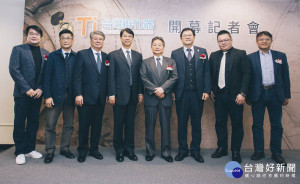 台灣孵化器執行長林英杰（左一）與合作夥伴及貴賓合影。