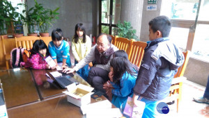 和平國小７名學童的「小小公民科學家」行動，在特有生物研究保育中心主任秘書林旭宏解說下，一起認識台灣的大蛾家族。〈記者吳素珍攝〉
