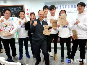 桃園市政府青年局長陳家濬與青年朋友們一起進行「進擊的青年」新書發表會。