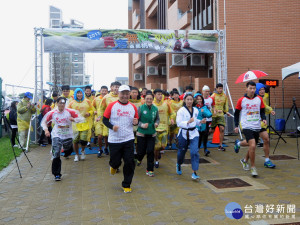 世大運跆拳道混雙品勢金牌選手「桃園之光」蘇佳、青年局長陳家濬引領1000名學子挑戰9公里路跑及5大障礙關卡「轉大人」。
