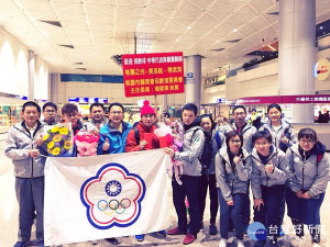 桃園市體育會保齡球委員會主任委員、桃園市議員楊朝偉等人前往機場迎接保齡球金牌選手吳浩銘歸國。