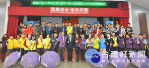 桃園市長鄭文燦，出席「散播愛心‧傘亮校園」捐贈儀式。