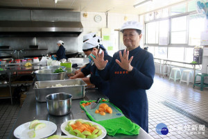 蔡柳手指雖曾受傷但仍無礙學習向上的心。（記者扶小萍攝）