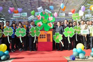 彰化縣長魏明谷參加彰化家扶寒冬送暖愛心園遊會與甘苦體驗活動。