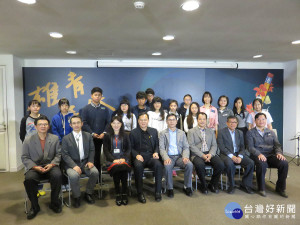 小文青組與館長、評審、校長合影。（圖／記者郭文君攝）