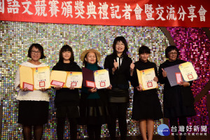教育處長李孟珍頒獎表揚優勝者。（縣府提供）