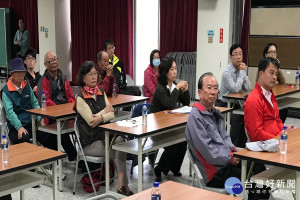 我們受夠了!佳里里民站出來要求政府硬起來抓製造異味的廠商。(圖/記者黃芳祿攝)