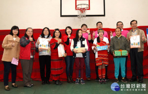 在臺中鵝房宮創辦人Toro桑(本名張志民)關懷愛心壽司教學列車，將暖暖的愛送到發祥、力行及紅葉等3所偏鄉學校。