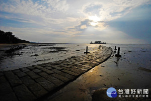 退潮時可由步道直接登上建公嶼。（圖／金門縣政府觀光處提供）