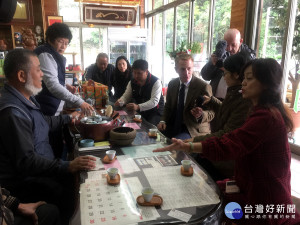 英國莊園執行長到坪林參訪  品嚐包種茶香為之驚艷