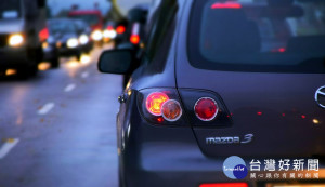 立法院交通委員會今（14）日初審通過《道路交通管理處罰條例》明訂汽車駕駛人不依規定使用方向燈、頭燈、近光燈、遠光燈、霧燈、危險警告燈或其他燈光者，將可處1200元到3600元。（圖／Pixabay）
