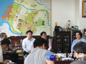 

台中、通宵火力發電廠皆排除甲安埔學生就讀「台電機電專班」，前市議員林素真十五日召開不平等待遇會議，出席學校校長等踴躍，為學生們爭取權益。（記者陳榮昌攝）
