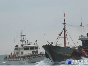 澎湖海巡在澎湖外海處查獲大陸籍漁船閩龍漁運60894漁船走私毒品。（圖／澎湖警方提供）