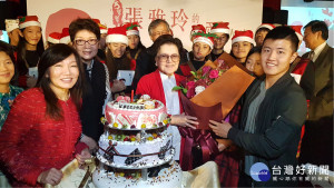 張雅玲（中間穿紅衣者）串愛人生新書發表。（圖／記者何沛霖攝）