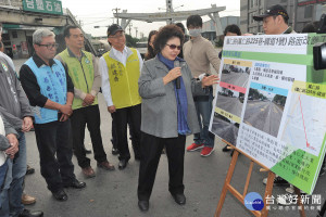 高雄市長陳菊18日率工務團隊前往鳳仁路與永宏巷交叉路口視察。（圖／記者潘姿瑛攝）