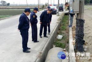 婦人巡視田務時，不明原因連人帶車摔進路旁側溝，送醫搶救不治，副分局長吳柏源率員現勘。（記者陳昭宗拍攝）