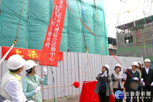 仁武區大灣綜合活動中心新建工程20日舉行上樑典禮。（圖／記者許凱涵攝）