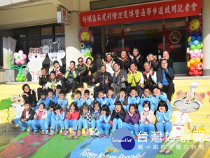 外埔區為迎接2018臺中世界花卉博覽會登場，完成3D樓梯彩繪、 停車場及學生通學步道工程，二十一日舉辦啟用典禮，賓客雲集，場面熱鬧。（記者陳榮昌攝）
