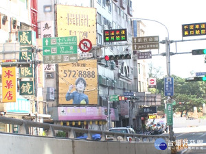 提升行車安全 明年改善路名、號誌指示牌