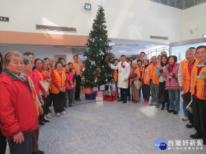 苗栗醫院表揚績優志工及歡慶耶誕。（記者許素蘭／攝）