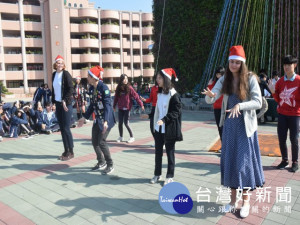

致用高中為四位外籍交換學生，辦一場別開生面的歡慶過中、西春節活動，與千名學生歡唱聖誕歌並高興的搓湯圓嚐試不同國家過年氣氛，場面十分溫馨。（記者陳榮昌攝）
