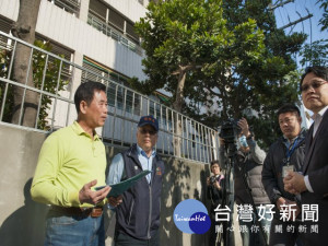 
大甲區順天國中大葉山欖花開，臭味得令居民受不了，市議員吳敏濟邀集市府官員會勘，祈早完成移植，解決居民的困擾。（記者陳榮昌攝）